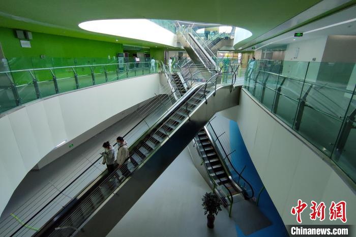 圖為西藏自治區(qū)婦產(chǎn)兒童醫(yī)院內(nèi)景?！〗w波 攝