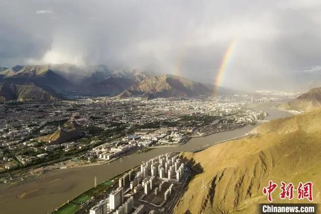 資料圖：海拔3600多米的高原城市拉薩迎來雨后彩虹。江飛波 攝