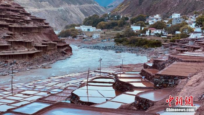 資料圖為芒康千年古鹽田。 <a target='_blank' ><p  align=