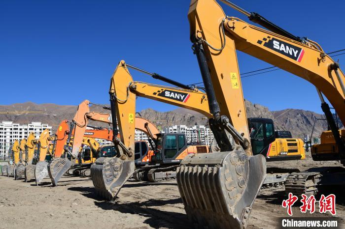 圖為人大附中拉薩學(xué)校開工奠基儀式現(xiàn)場?！∝暩聛硭?攝