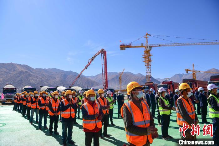 圖為人大附中拉薩學(xué)校開工奠基儀式現(xiàn)場。　貢嘎來松 攝