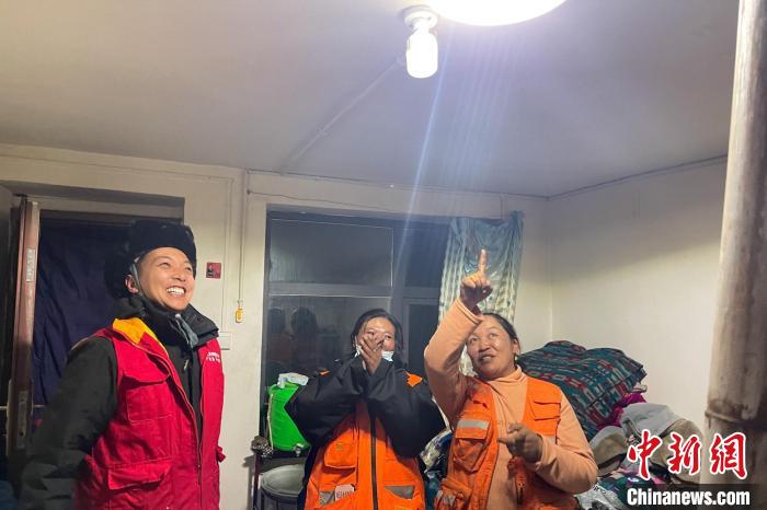 青藏公路109道班接入大網(wǎng)電。　 閆昱翰 　攝