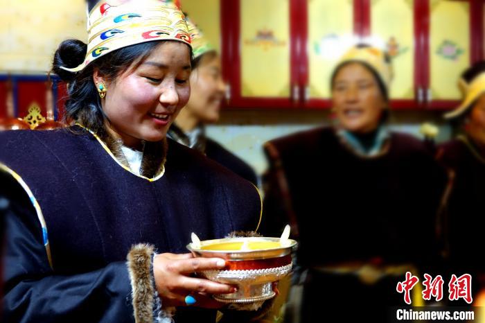 圖為藏族姑娘向客人敬酒?！∪轿木?攝