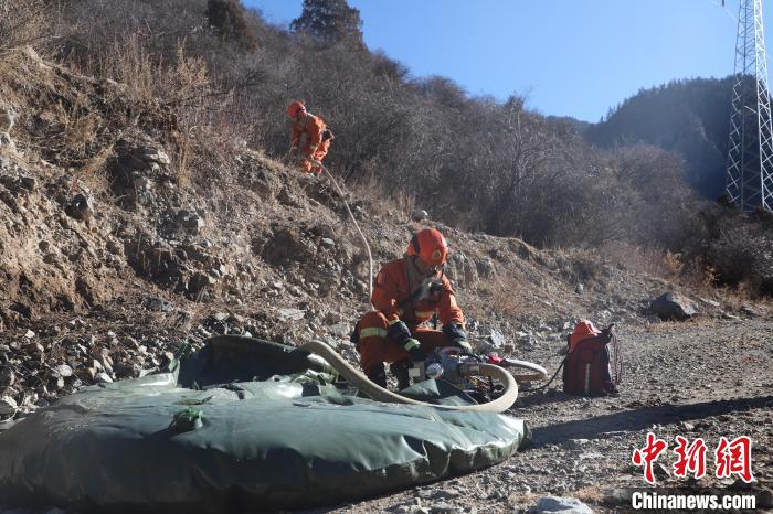 圖為參訓(xùn)消防指戰(zhàn)員架設(shè)蓄水池?！〔际猩窒乐ш?duì)江達(dá)縣中隊(duì) 攝