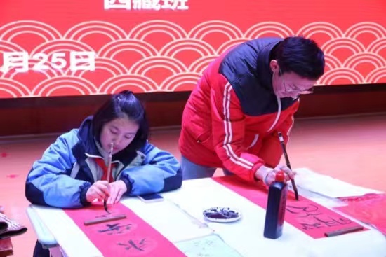 現(xiàn)場(chǎng)書寫春聯(lián)。梁超攝