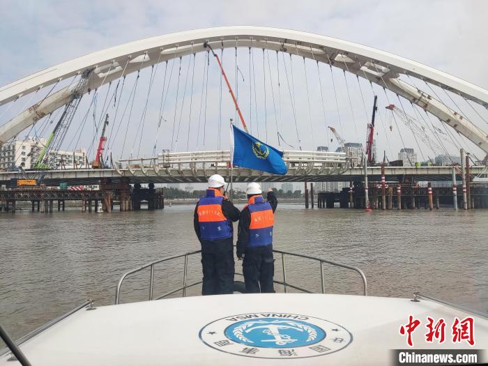 藏族小伙甲板上的春節(jié):從雪域高原到深藍大海