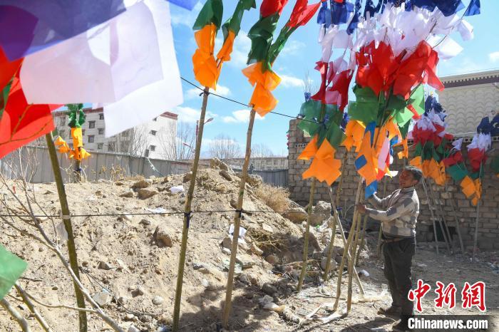 圖為拉薩街頭出售的五彩經(jīng)幡?！∝暩聛?lái)松 攝