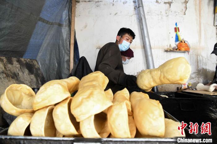 圖為拉薩手藝人制作藏歷新年供品“德卡”。　貢嘎來(lái)松 攝