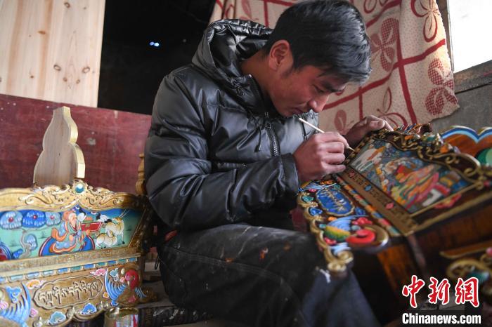圖為拉薩手藝人制作年貨“切瑪盒”。　貢嘎來(lái)松 攝