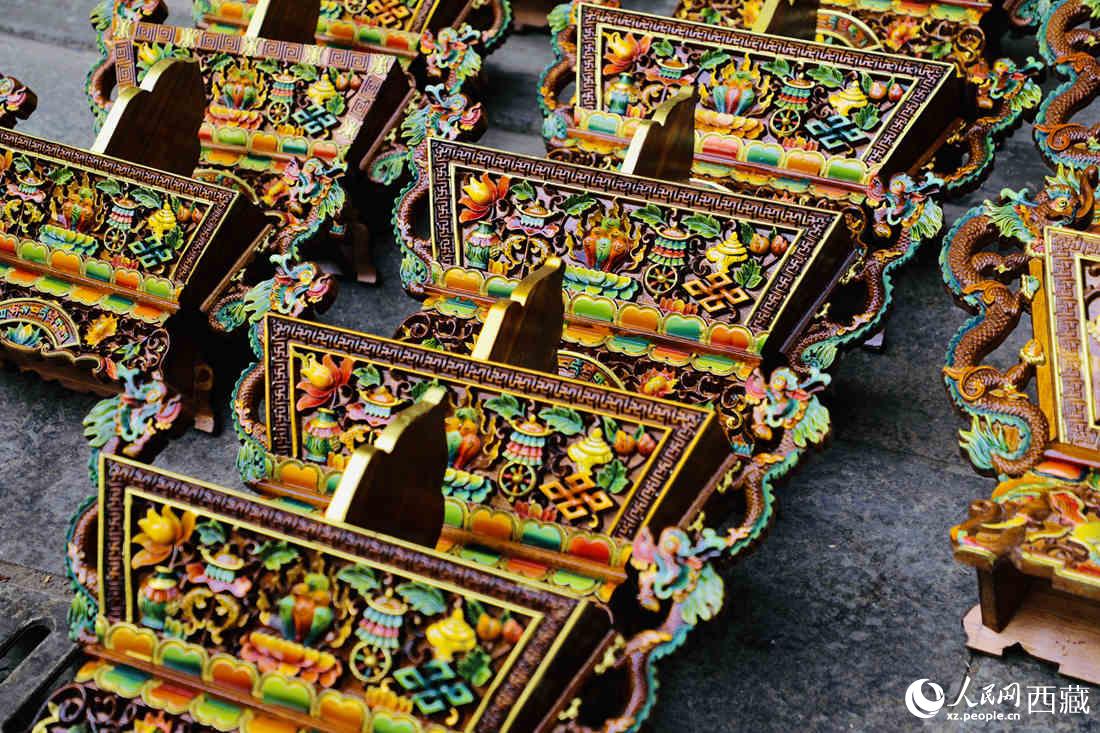 年貨市場上的切瑪盒。（切瑪盒是藏歷新年吉祥物，是在精制斗型木盒中用隔板分開，分別盛入炒麥粒和糌粑，插上“仔卓”，象征著人壽年豐、吉祥如意。）人民網(wǎng) 次仁羅布攝