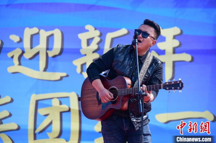 圖為文藝匯演現(xiàn)場(chǎng)?！∝暩聛?lái)松 攝