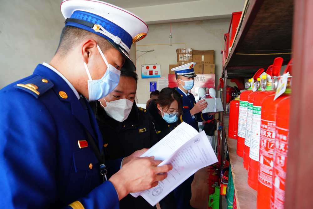 檢查消防器材。圖片由那曲消防提供