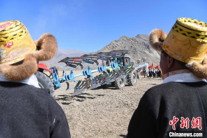 圖為拉薩市曲水縣茶巴朗村春耕儀式現(xiàn)場?！∝暩聛硭?攝