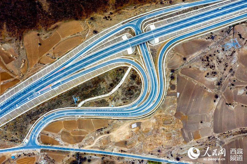 拉林高等級公路。徐馭堯攝