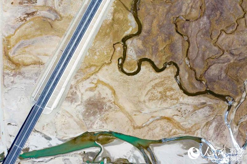 那拉高速公路。徐馭堯攝