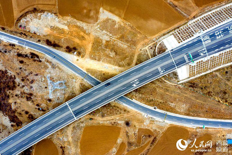 拉林高等級公路。徐馭堯攝