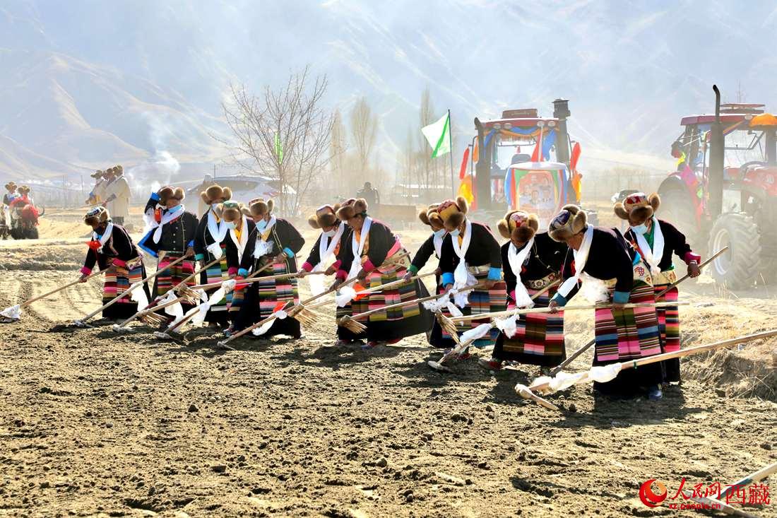 當(dāng)?shù)卮迕裆碇?jié)日盛裝，舉行春耕儀式。人民網(wǎng) 次仁羅布攝