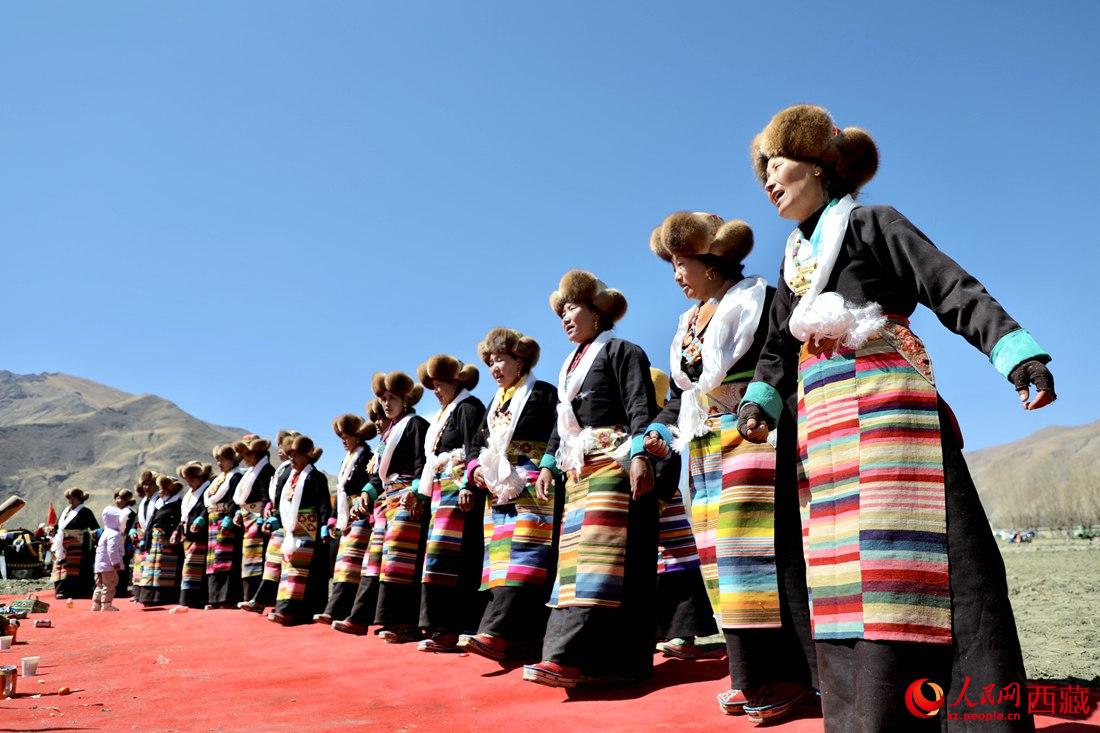 儀式結(jié)束后，農(nóng)田上仍洋溢著喜慶氣氛，村民們邊唱邊跳起了鍋莊舞。人民網(wǎng) 次仁羅布攝