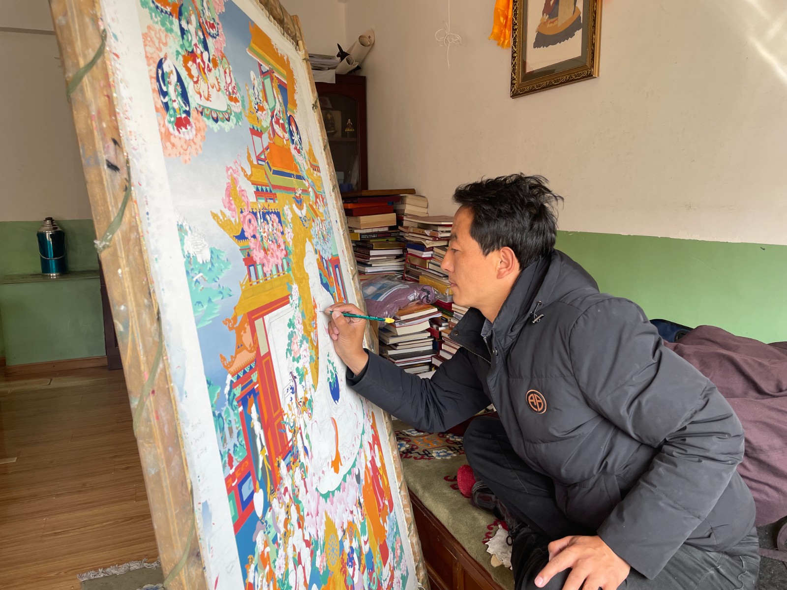 貢覺杰正在繪畫唐卡。1(1815009)-20220318090842.jpg