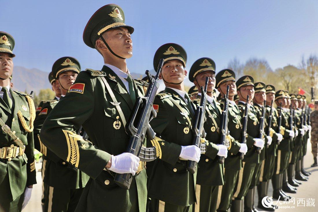 國旗護(hù)衛(wèi)隊(duì)隊(duì)員。人民網(wǎng)次仁羅布 攝