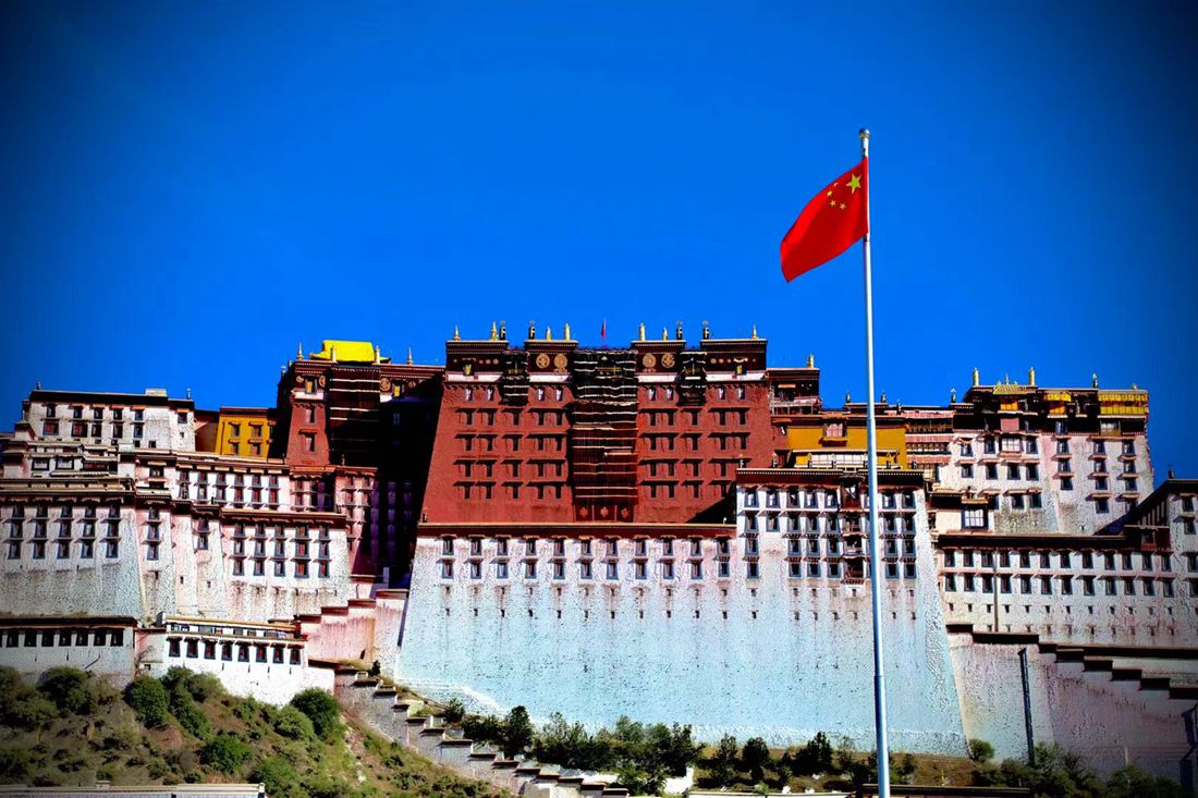 五星紅旗迎風(fēng)飄揚(yáng)。人民網(wǎng) 次仁羅布攝