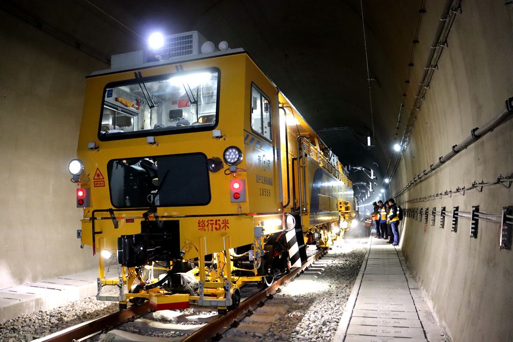 拉林鐵路迎來(lái)“大黃蜂”。祁國(guó)慶攝