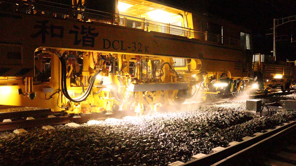 拉林鐵路迎來(lái)“大黃蜂”。祁國(guó)慶攝