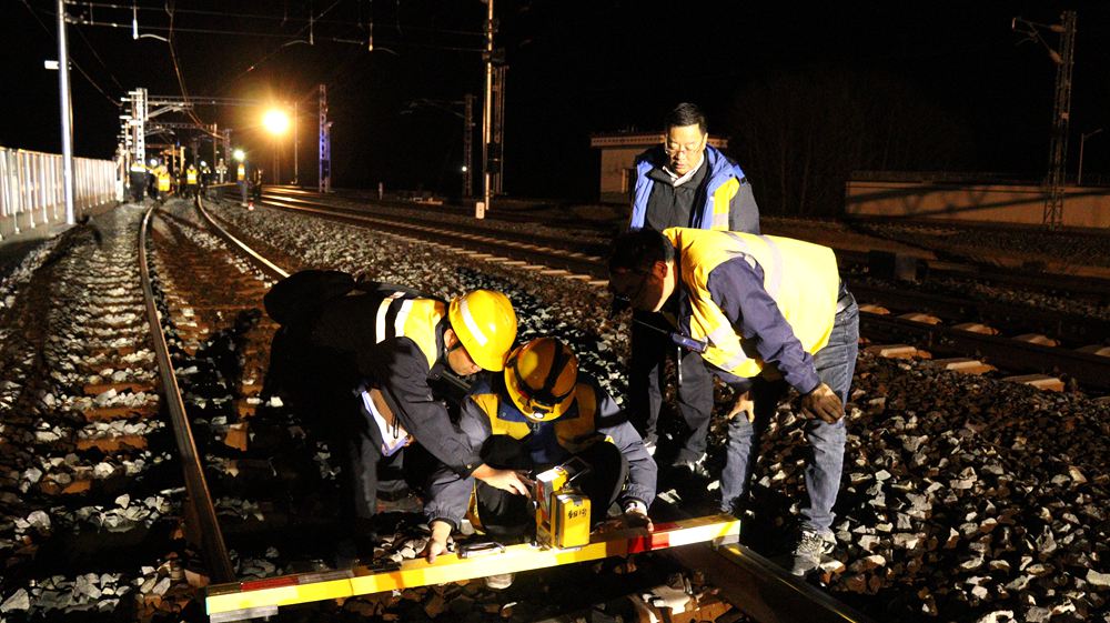 測(cè)量作業(yè)。祁國(guó)慶攝