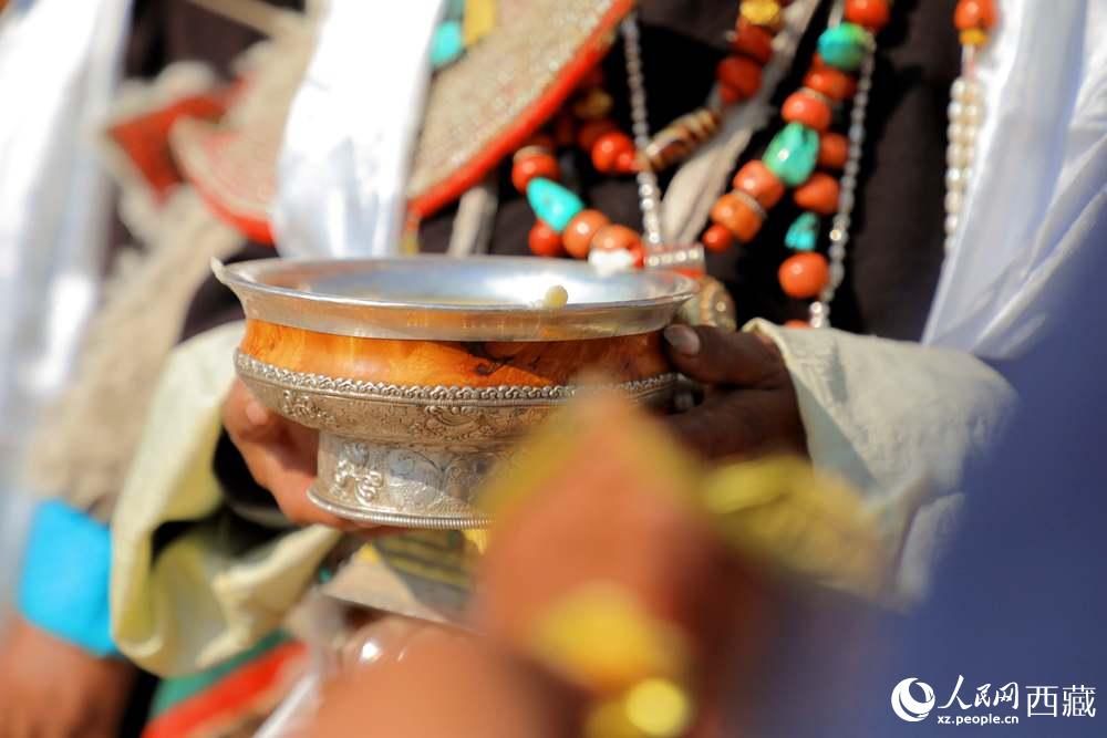 普蘭群眾展示當(dāng)?shù)靥厣?。人民網(wǎng) 李海霞攝