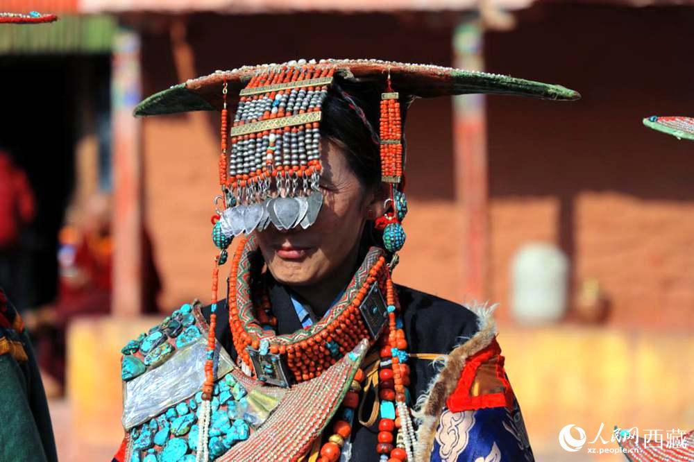 普蘭群眾展示特色服飾。人民網(wǎng) 李海霞攝