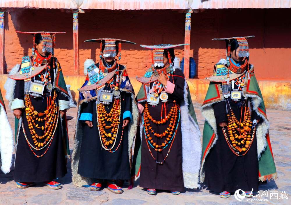 身著特色服飾跳“宣”舞。人民網(wǎng) 李海霞攝