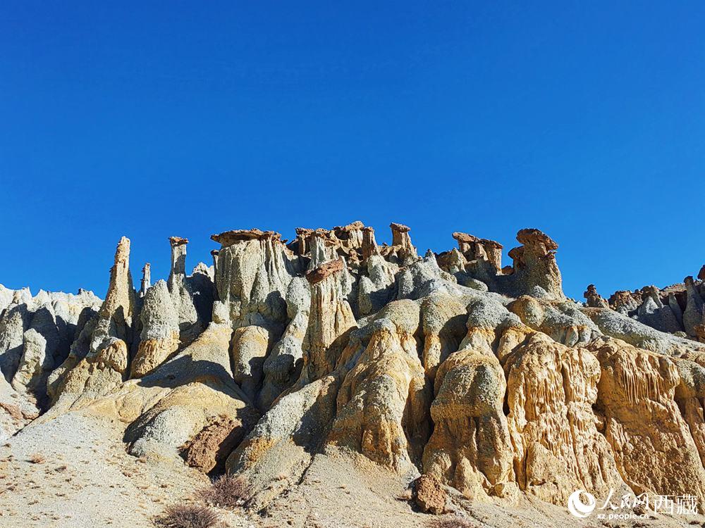 形態(tài)各異的土林。人民網(wǎng) 李海霞攝