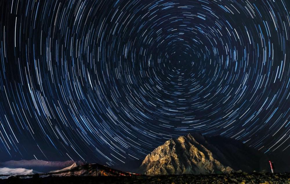 微微風(fēng)簇浪，散作滿河星。貢覺(jué)群培攝