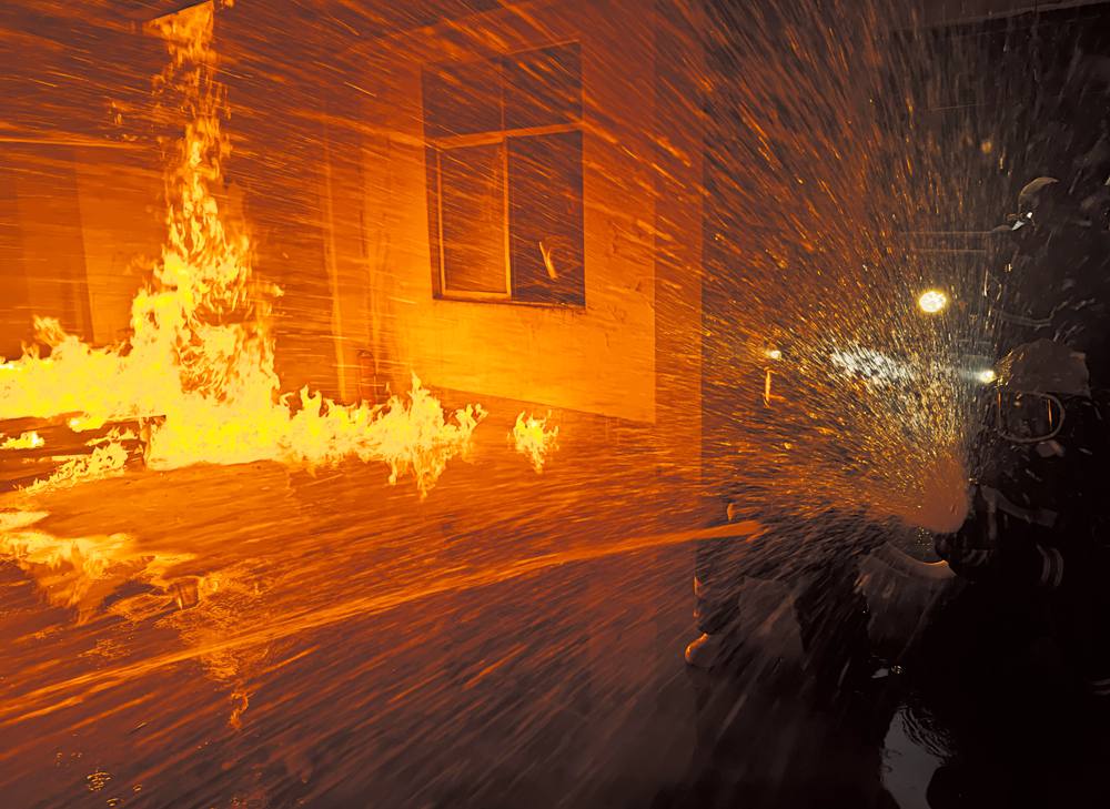 滅火救援演練，畫(huà)面震撼。