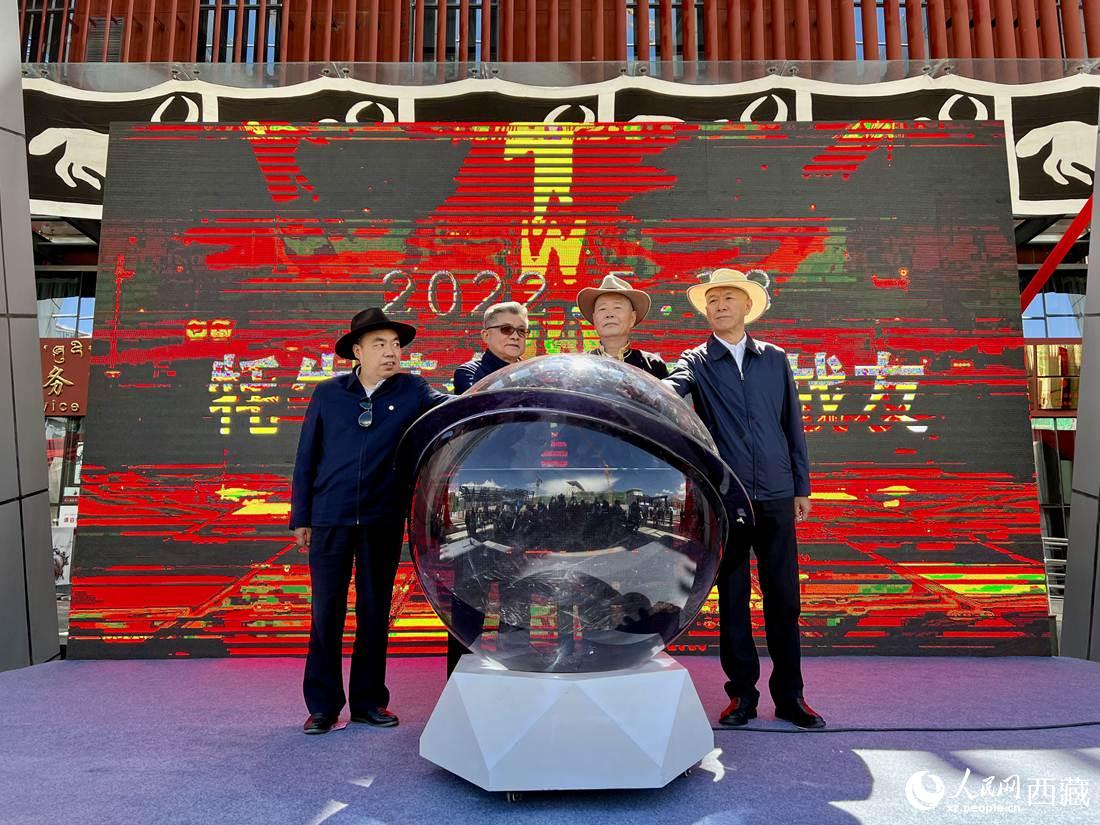 《牦牛革命》《無言的戰(zhàn)友》紅色群雕揭幕儀式。人民網(wǎng) 次仁羅布攝