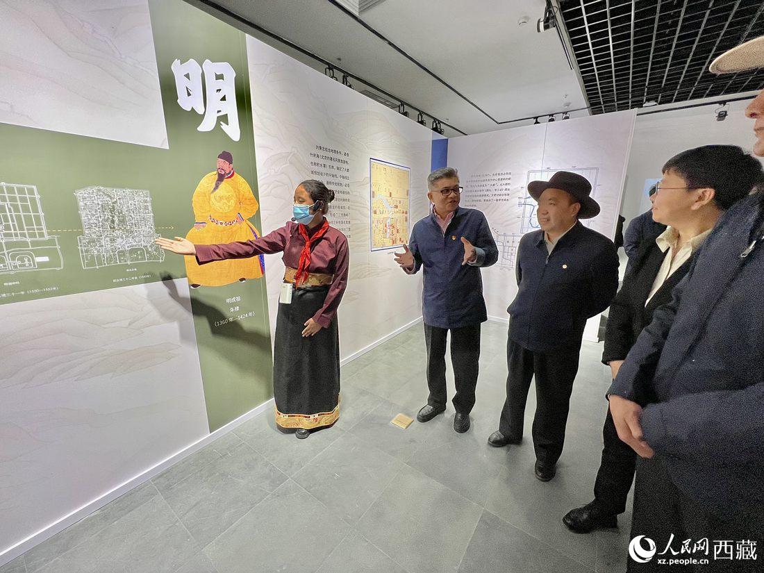 拉薩市北京實(shí)驗(yàn)中學(xué)的學(xué)生講解員進(jìn)行講解。人民網(wǎng) 次仁羅布攝