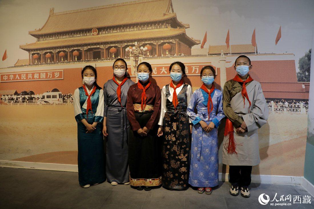 拉薩市北京實(shí)驗(yàn)中學(xué)的小講解員們。人民網(wǎng) 次仁羅布攝