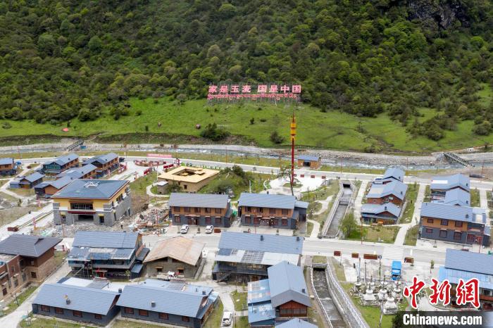 “家是玉麥 國(guó)是中國(guó)”的大字豎立在玉麥鄉(xiāng)旁的山腳上。　楊華峰 攝