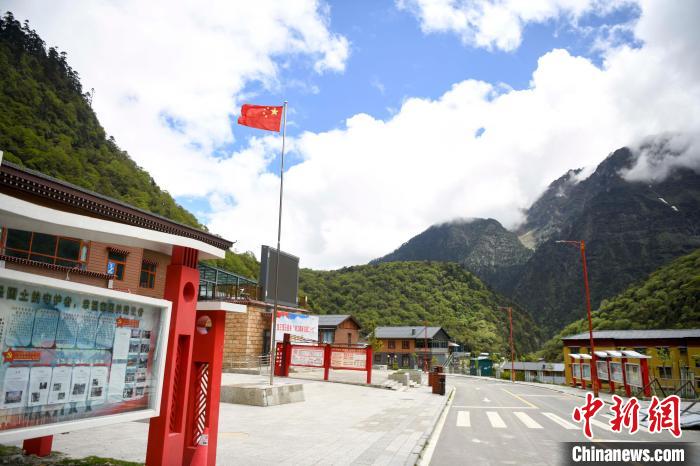 玉麥鄉(xiāng)內(nèi)道路變成了硬化路?！钊A峰 攝