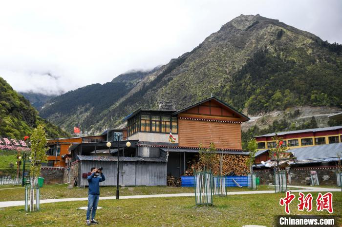 一位攝影愛(ài)好者在玉麥鄉(xiāng)拍攝?！钊A峰 攝