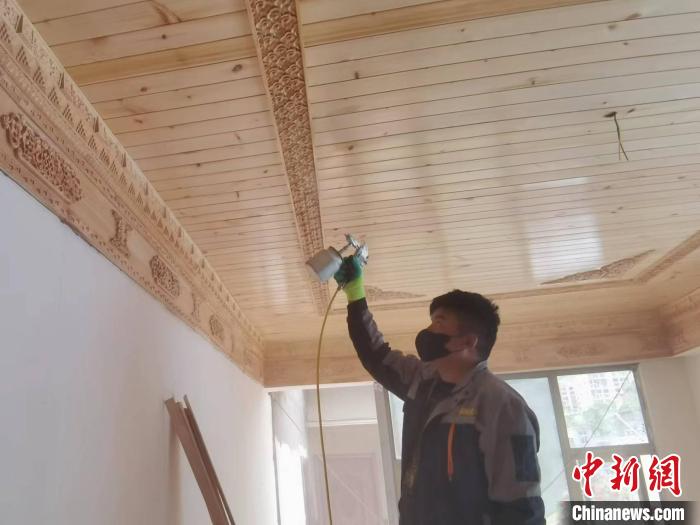 【十年@每一個(gè)奮斗的你】從壁畫(huà)學(xué)徒到藏式裝修“CEO”:西藏“Z世代”手繪創(chuàng)業(yè)夢(mèng)