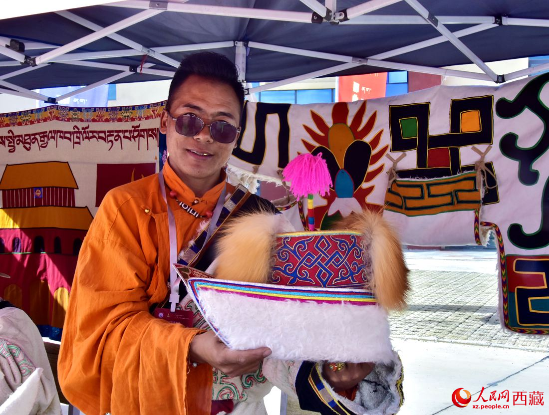 牧民展示手工作品。 人民網(wǎng) 李海霞攝