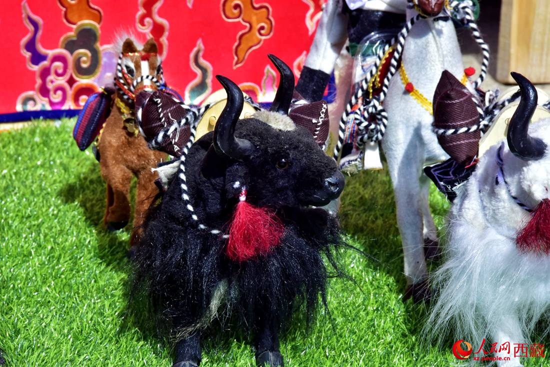 農牧民制作的旅游紀念品。人民網(wǎng) 李海霞攝