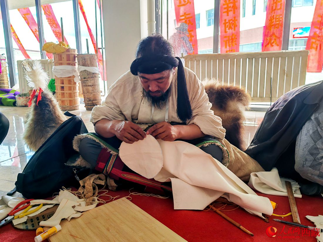 草原漢子變身裁縫。人民網(wǎng) 李海霞攝