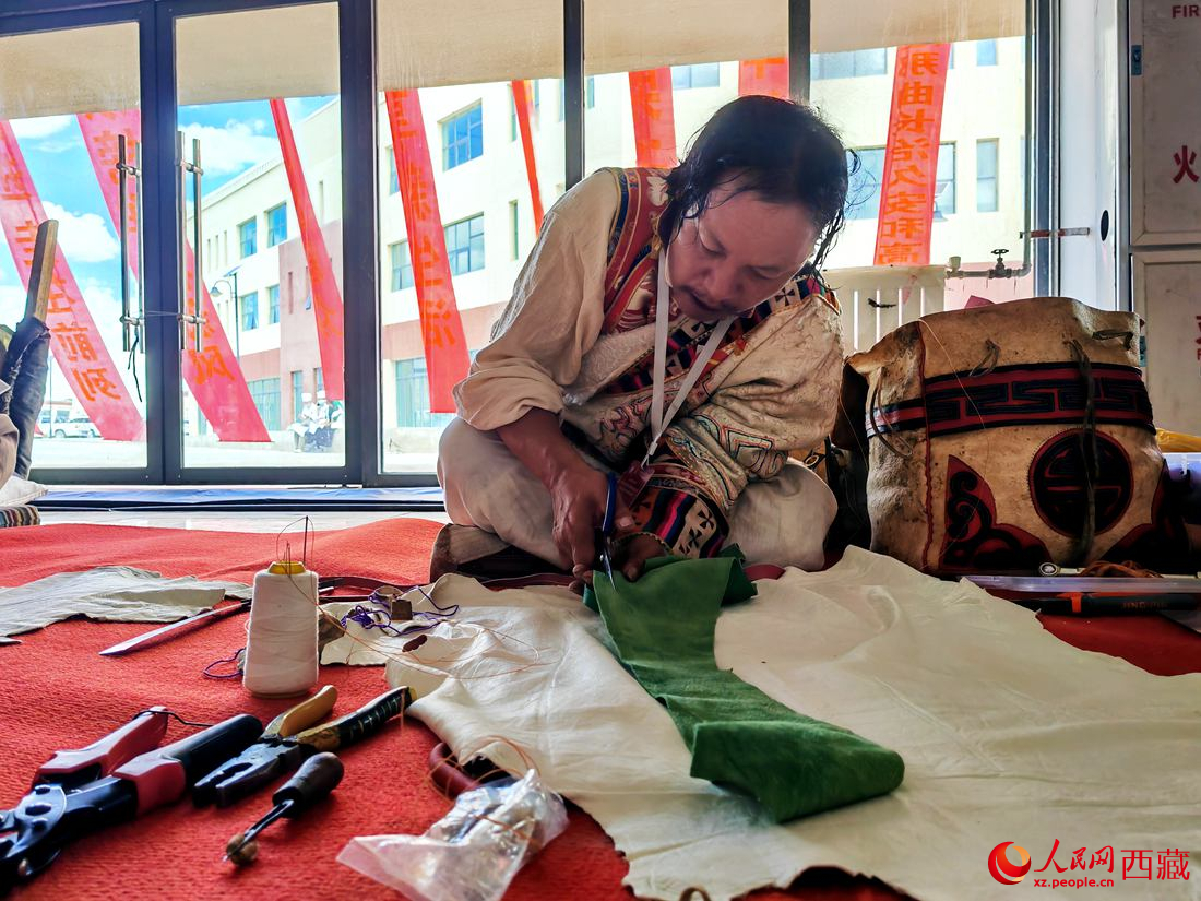 曾經(jīng)的放牛娃學得一身好手藝。人民網(wǎng) 李海霞攝