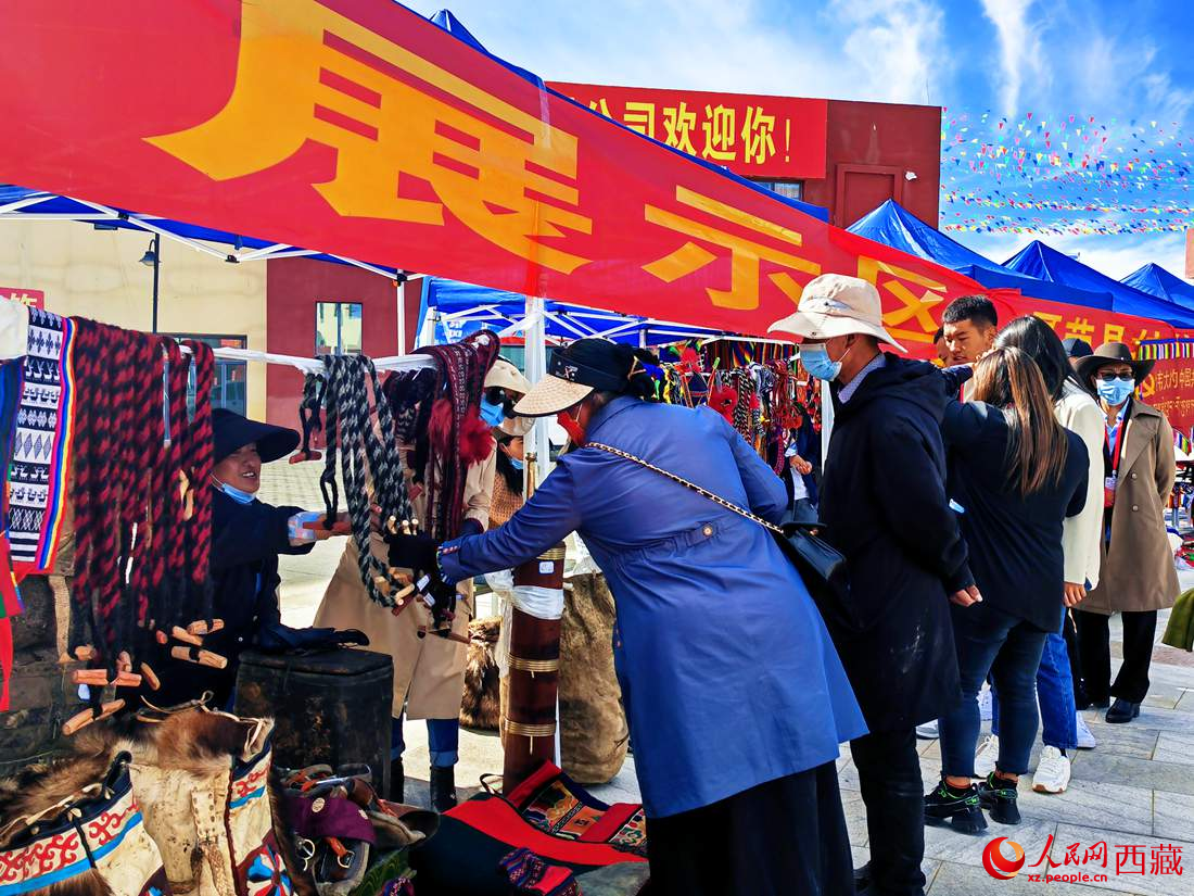 技能大賽現(xiàn)場引來不少客戶。人民網(wǎng) 李海霞攝