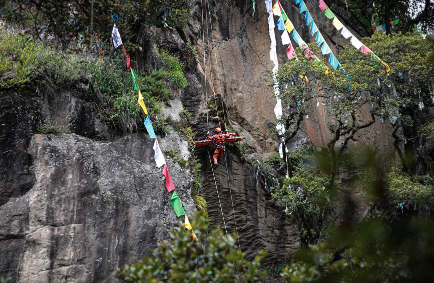 被困人員垂直提拉至安全位置。西繞拉翁攝