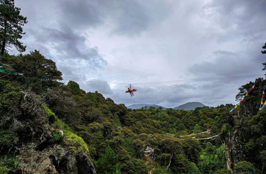 救援實(shí)戰(zhàn)訓(xùn)練中，消防員在云中漫步。西繞拉翁攝