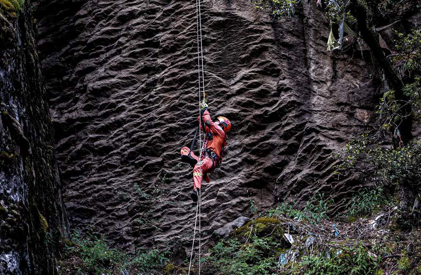 救援實(shí)戰(zhàn)訓(xùn)練中，消防員垂直攀爬。西繞拉翁攝