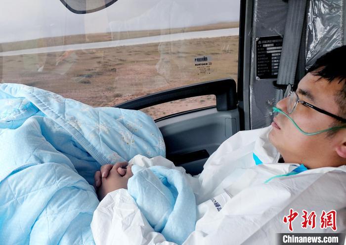 從咸陽(yáng)開(kāi)始到拉薩，閆光宇和朋友吃住均不離車?！∴嵟?攝